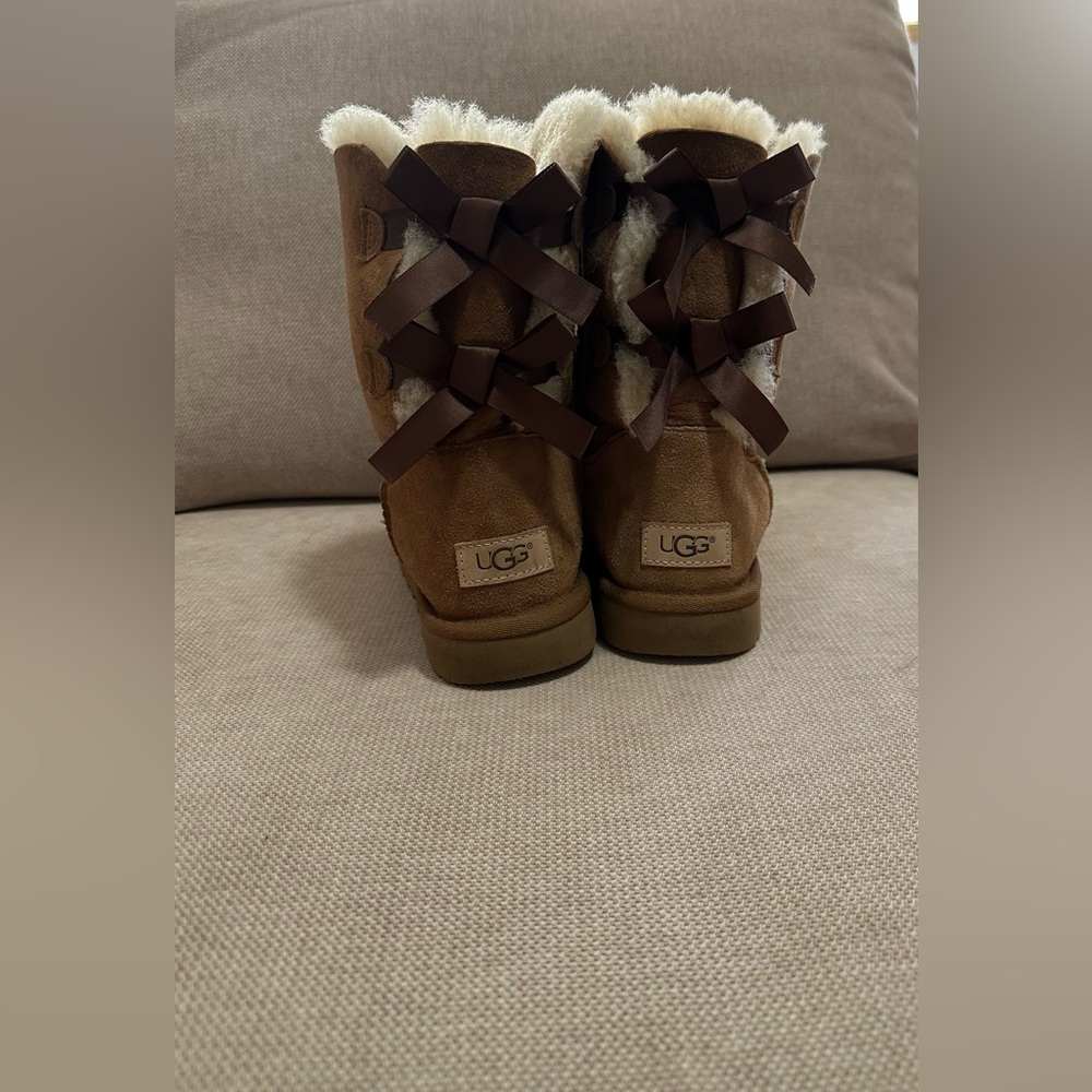 UGG Bailey bows in tan/brown